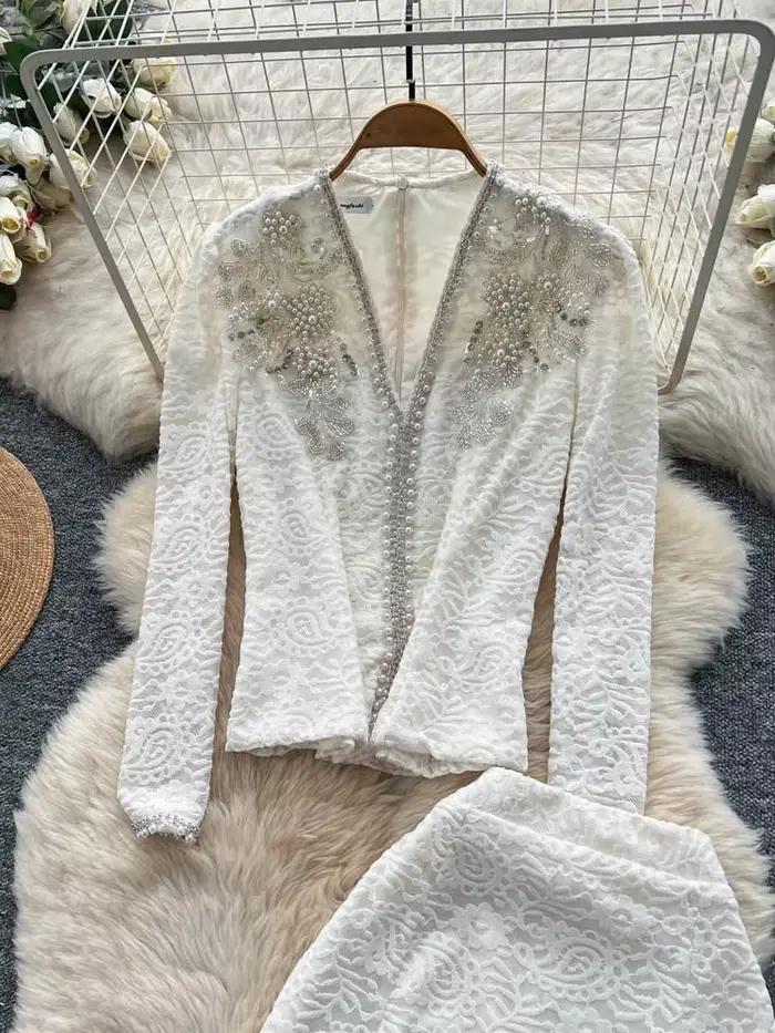 Ensemble deux pièces élégant pour femme : haut en dentelle à col en V avec perles lourdes et jupe sirène taille haute