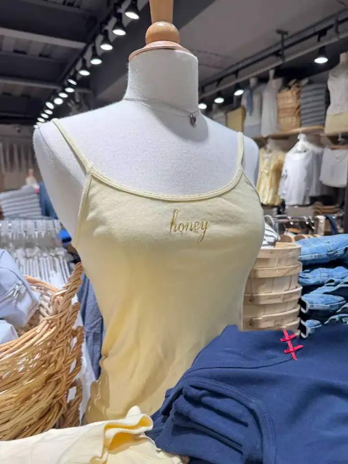 Haut court brodé en lettres jaunes garni de dentelle pour femmes style preppy débardeurs années 2000 doux et mignon