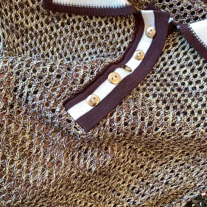 Haut élégant en maille ajourée à manches courtes et col polo pour femme – Design
