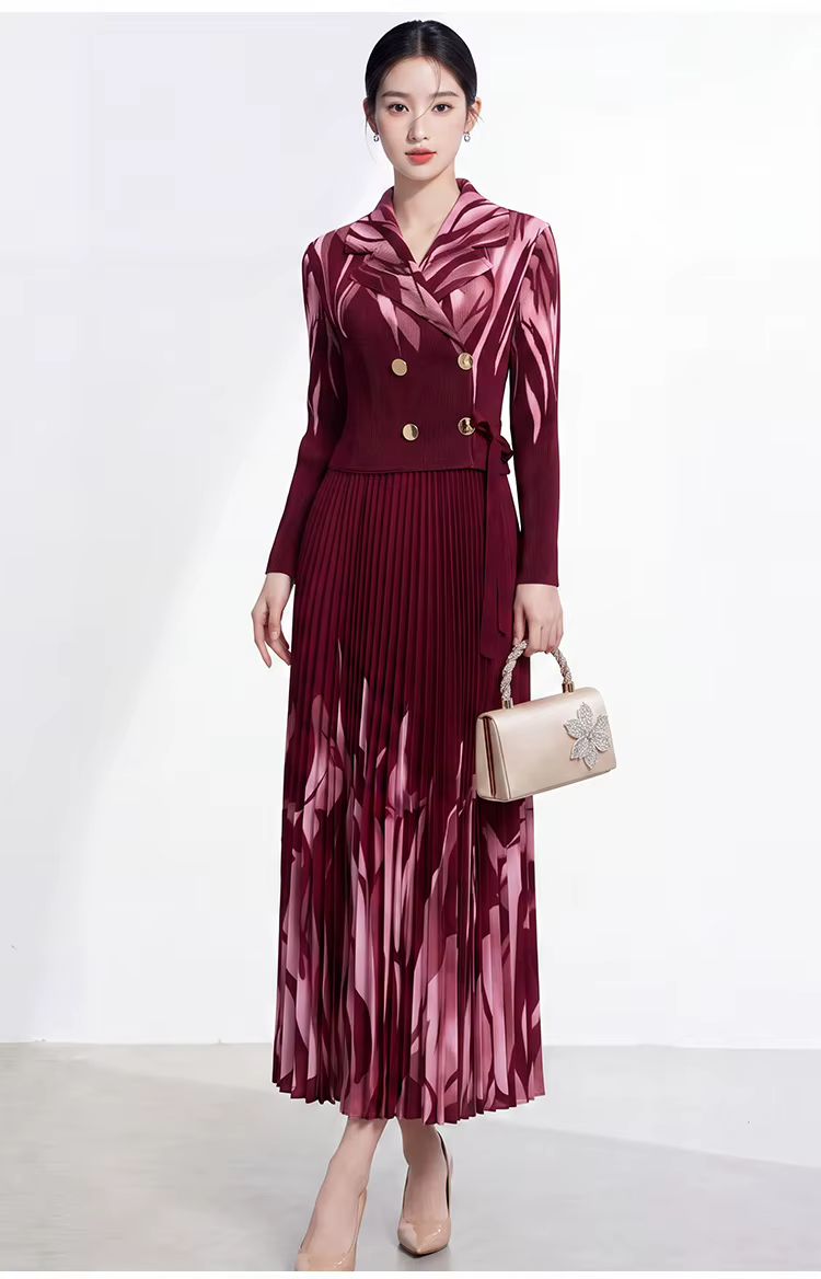 Vêtements pour femmes printemps/automne 2026, robe midi élégante Miyake avec jupe ample, col tailleur, taille cintrée, ceinture à nouer, motif imprimé.