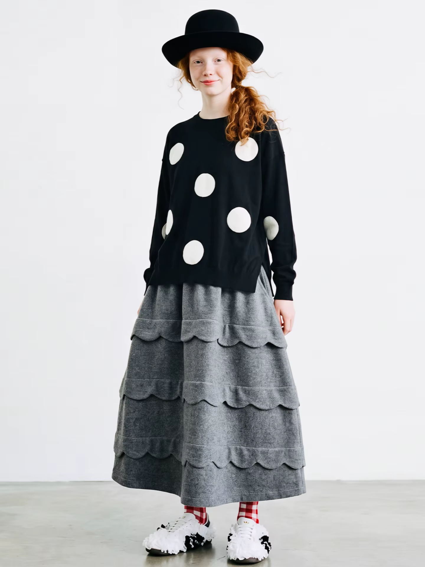 Pull noir à épaules dénudées pour femmes, création originale d’Imakokoni, pull ample à manches longues en tricot doux à pois, idéal pour un look décontracté en automne.