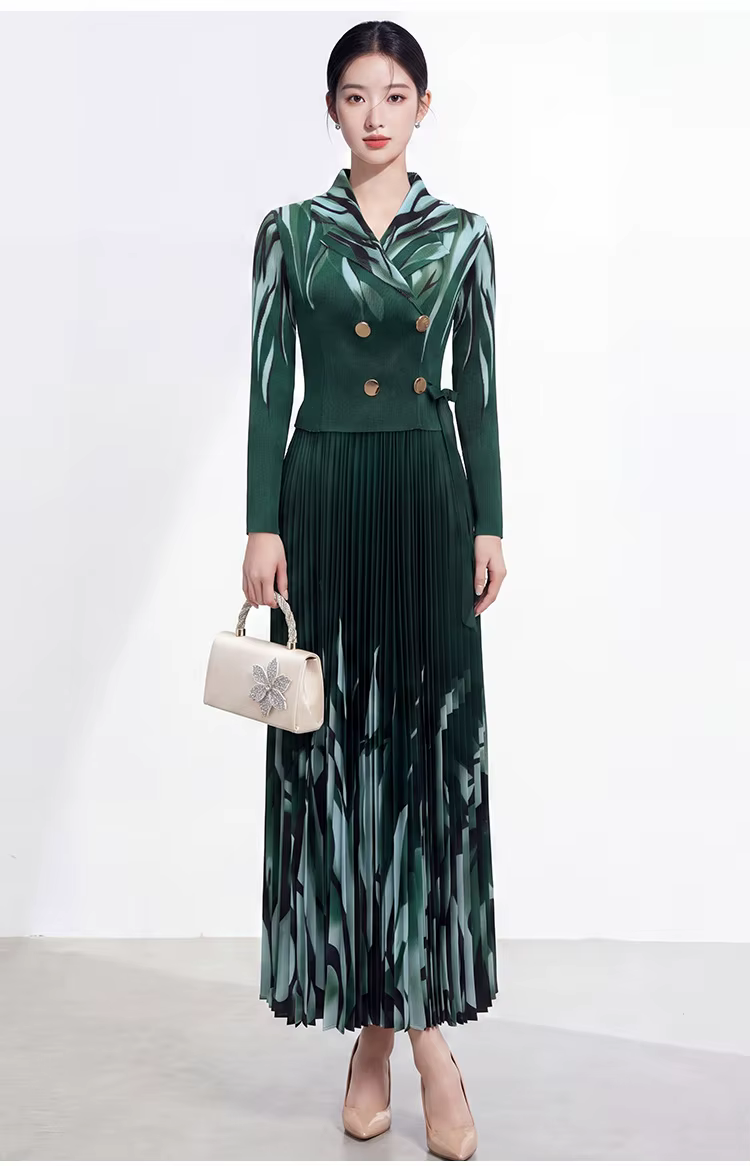 Vêtements pour femmes printemps/automne 2026, robe midi élégante Miyake avec jupe ample, col tailleur, taille cintrée, ceinture à nouer, motif imprimé.