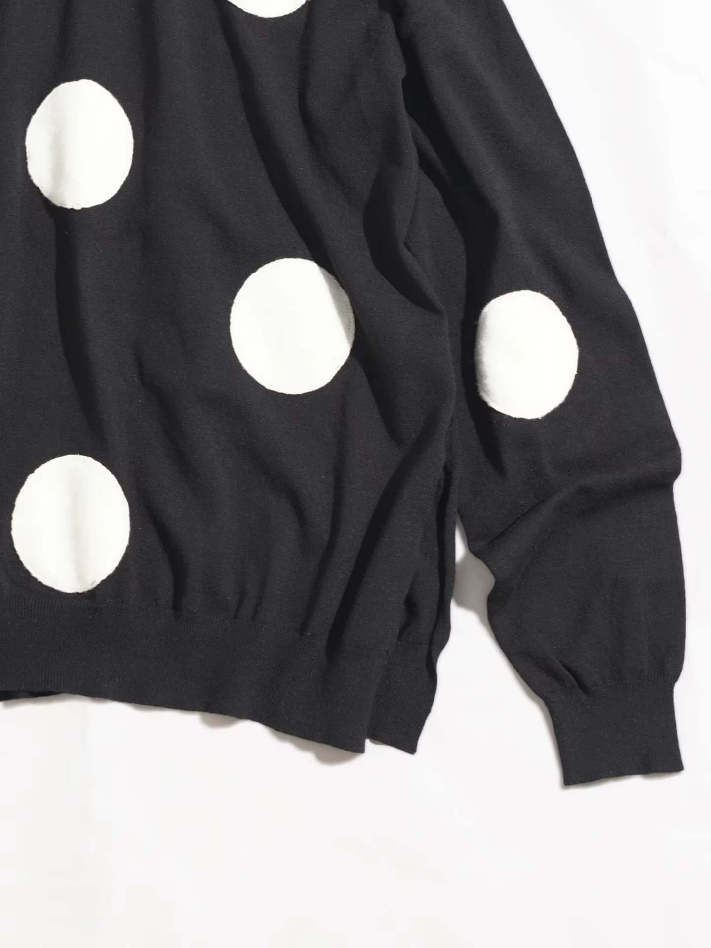 Pull noir à épaules dénudées pour femmes, création originale d’Imakokoni, pull ample à manches longues en tricot doux à pois, idéal pour un look décontracté en automne.