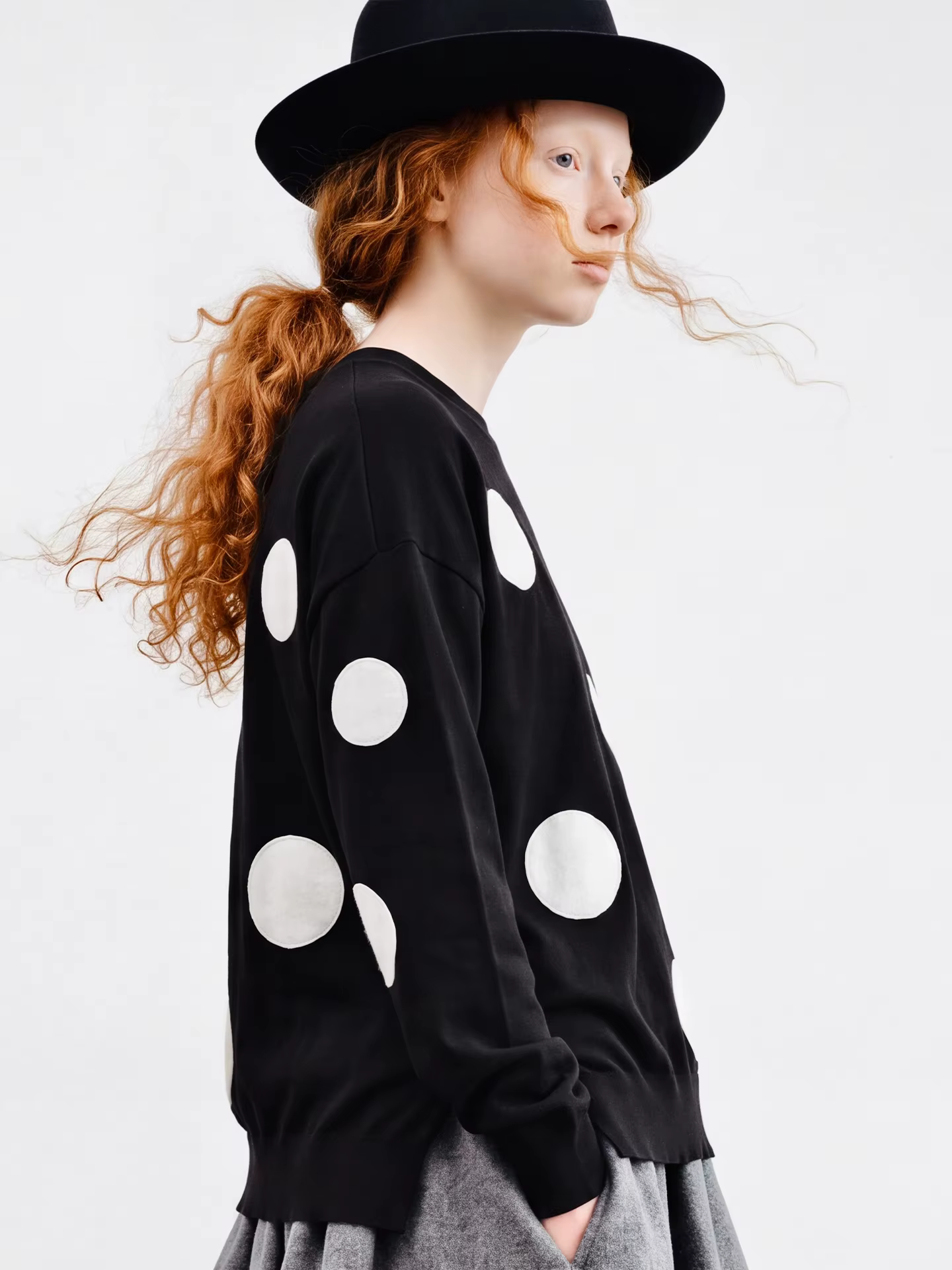 Pull noir à épaules dénudées pour femmes, création originale d’Imakokoni, pull ample à manches longues en tricot doux à pois, idéal pour un look décontracté en automne.